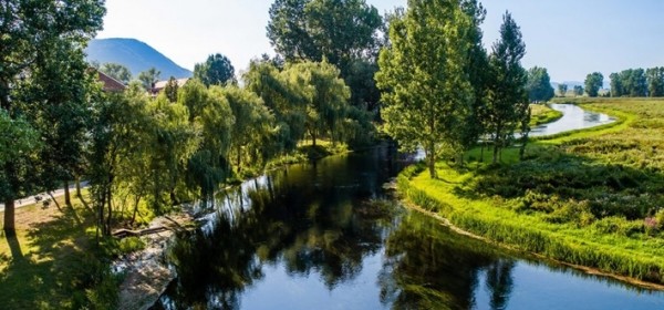Kako oteti rijeku Gacku, raspravljao se nedavno u opskurnim prostorima u Novalji