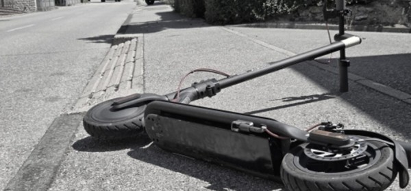 Stradalo dijete vozeći el. romobil