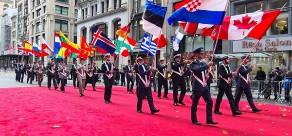 Pripadnik Oružanih snaga RH nosio zastavu Republike Hrvatske na Danu veterana u New Yorku