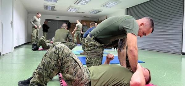 Instruktori za temeljno vojno osposobljavanje na obuci borilačkih vještina i upravljanja dronovima