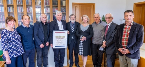 Biskupu Košiću uručena Velika zlatna plaketa 'Da se ne zaboravi'