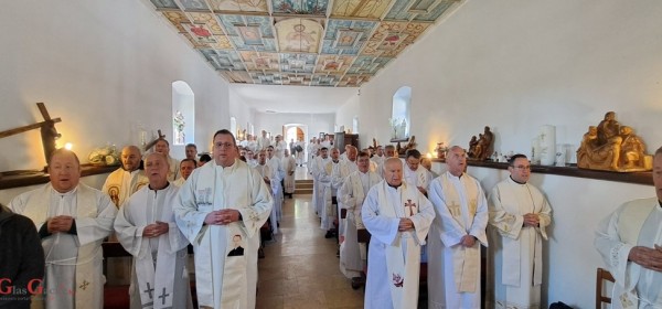 Svećenici Riječke i Gospićko-senjske biskupije hodočastili u Krasno