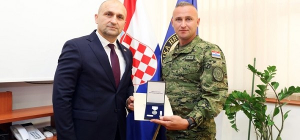Anušić uručio medalju razvodniku Bluhi koji je spasio život mladom nogometašu