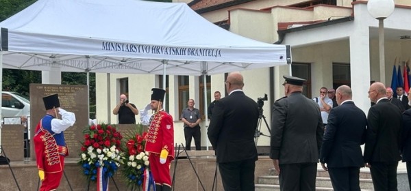 Otočki graničari na pokopu hrvatskih žrtava iz Slovenije