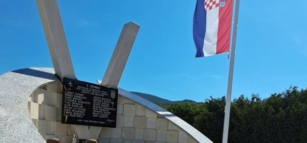 Decentan i pun simbolike spomenik poginulima hrvatskim braniteljima u Zalužnici