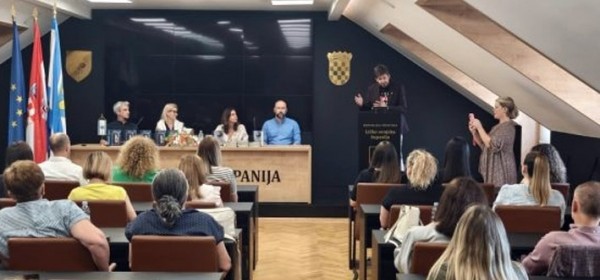 U Gospiću održana važna tribina o poteškoćama odrastanja