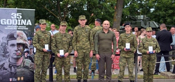 Ministar Anušić i general Kundid odlikovali vojnomedicinski tim koji je spasio život dječaku na Jarunu
