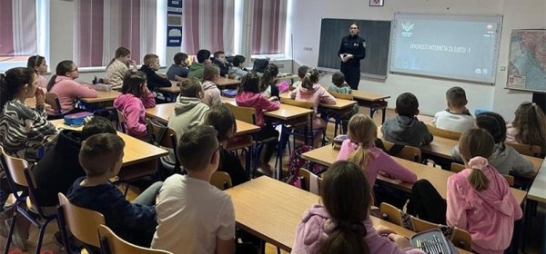 Policijske službenice PU ličko-senjske predstavile i provele projekt #sigurniONLINE