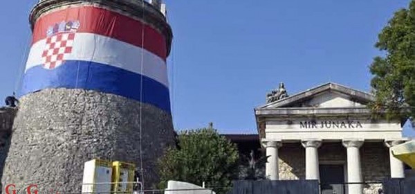 Trsatska gradina obavijena hrvatskim barjakom