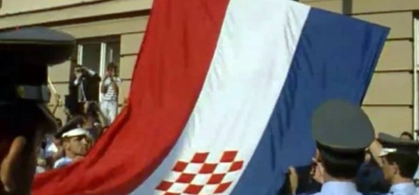 25. srpnja 1990. na hrvatsku trobojnicu vraćen povijesni hrvatski grb 