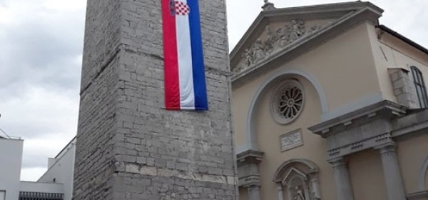 Povodom Oluje na zvonik Vele crikve podignuta hrvatska zastava