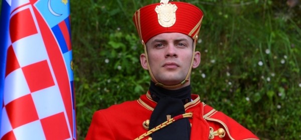 Misa pred Spiljom ukazanja u sklopu vojno-redarstvenog hodočašća u Lourdesu