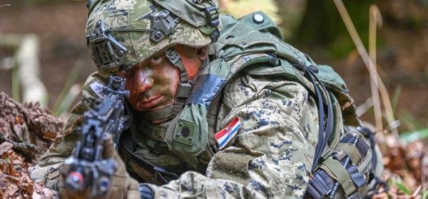 Pripadnici HV i partnerskih zemalja uz pomoć instruktora Slovenske vojske svladali su planinarske i alpinističke tehnike ključne za planinsko ratovanj