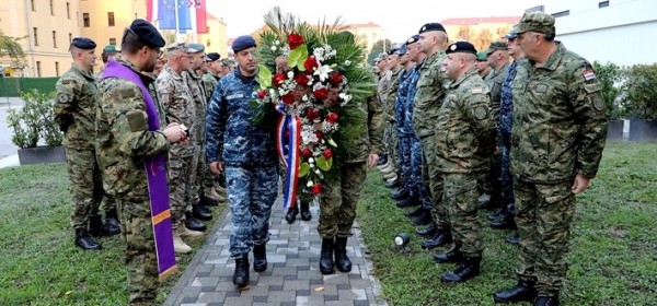 Polaganjem vijenca odana počast heroju Domovinskog rata Blagi Zadri i obilježena 33. obljetnica Zapovjedno-stožerne škole.