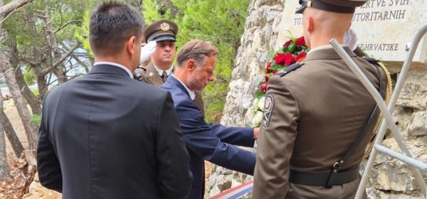 Predsjednik Hrvatskog sabora Gordan Jandroković položio vijence na spomen obilježjima na Golom otoku i Sv. Grguru Predsjednik Hrvatskog sabora Gordan Jandroković položio vijence na spomen obilježjima na Golom otoku i Sv. Grguru