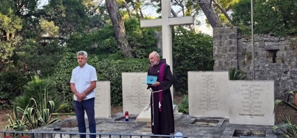 Na Daksi položeni vijenci za žrtve totalitarnih režima Na Daksi položeni vijenci za žrtve totalitarnih režima