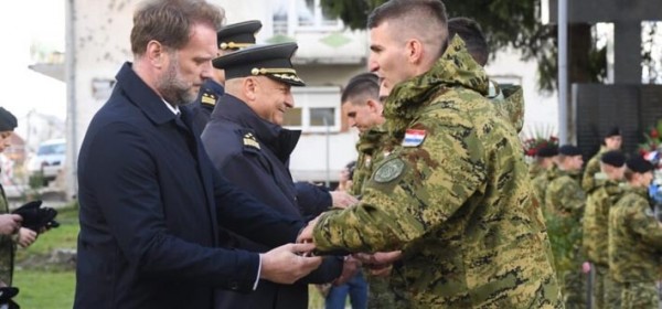 Ministar Banožić dodijelio beretke mladim "Vukovima"