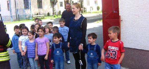 Dječji vrtić "Tratinčica" iz Brinja u pohodu vatrogascima 