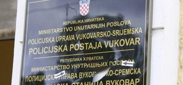 Vukovarski stožer za umrlog Pajčića pokrio dvojezičnu ploču crnom plahtom