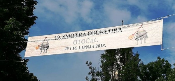 S voljom i na vrijeme - postavljen baner za 19. smotru folklora u Otočcu