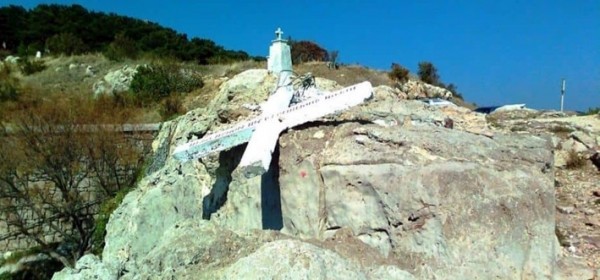 Križ na Lezbosu srušen jer NGO tvrdi da je - uvredljiv za migrante
