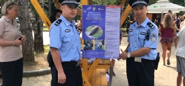  Kineski policajci zajedno sa hrvatskim kolegicama na info punktu u Plitvicama