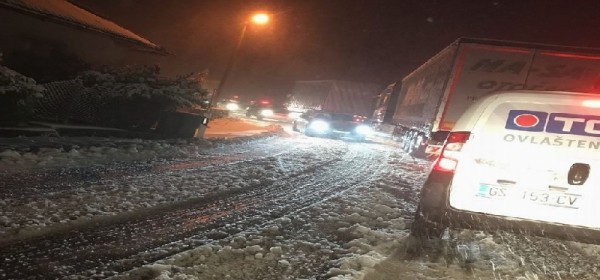 Gusti snijeg otežava promet na Vratniku
