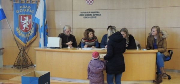 Po prvi put božićnice za umirovljenike i nezaposlene sa područja grada Gospića