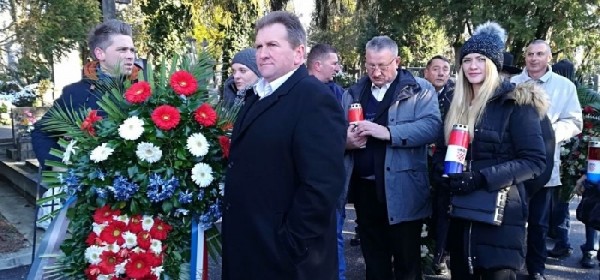 Izaslanstvo Općine Brinje položilo vijenac i zapalilo svijeće na grobu dr. Franje Tuđmana