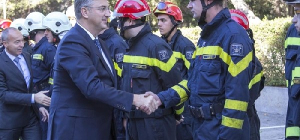 Predsjednik Vlade Andrej Plenković na svečanoj sjednici Skupštine Hrvatske vatrogasne zajednice u Otočcu 