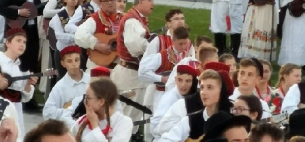 Otočki tamburaši na Škorinom koncertu sinoć u Zagrebu