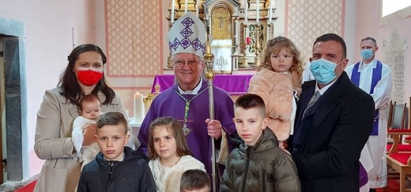 Biskup krstio šesto dijete u obitelji