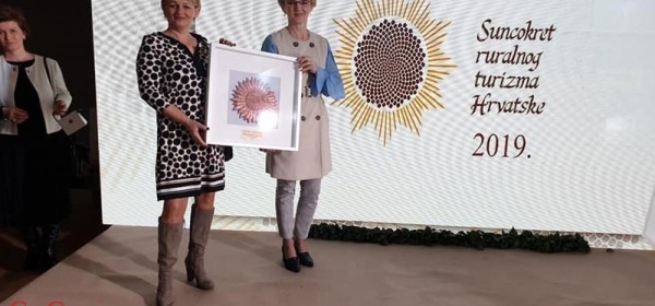 Brončana povelja OPG-u Helene Bogdanić u kategoriji Poduzetnici u ruralnom turizmu 