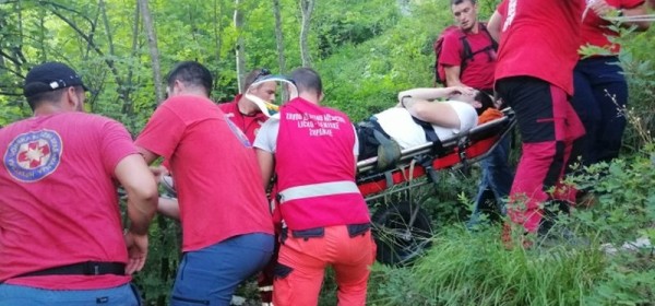 Spašen mladić u NP Plitvička jezera, poskliznuo se i pao u jezero 