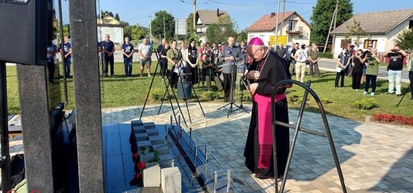 Biskup Bogdan blagoslovio spomenik hrvatskim braniteljima u Josipdolu