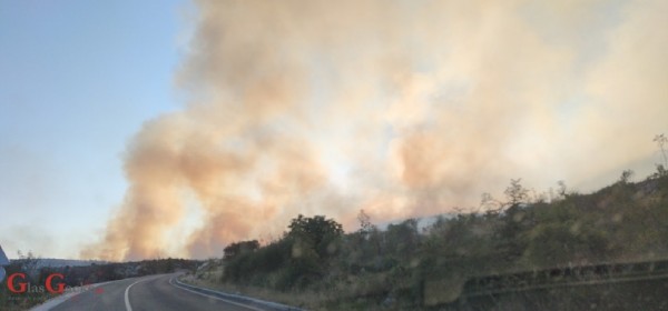 Ličko-senjski vatrogasci gase požar u splitsko-dalmatinskoj županiji 